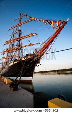 Großsegler im Hafen