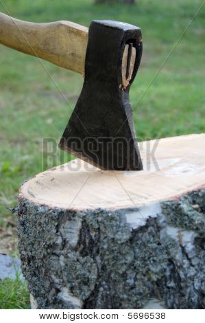 Sekera v pařezu