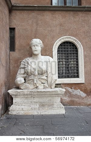 Madama Lucrezia Statue