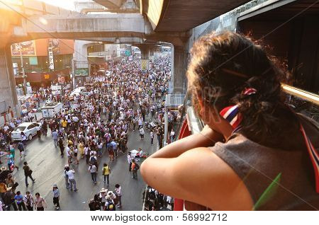 Bangkok-january 13: Unidentified Woman Looking To Thai Protesters On Rama 1 Street On Jan 13, 2014 I