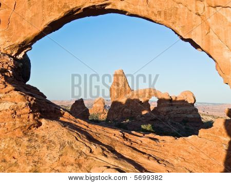 Torn Arch genom fönstret norr