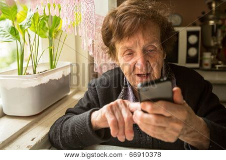 An elderly woman with smartphone.