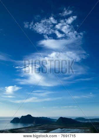 Cielo blu nuvole bianche García