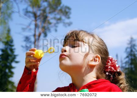 The child inflates bubbles