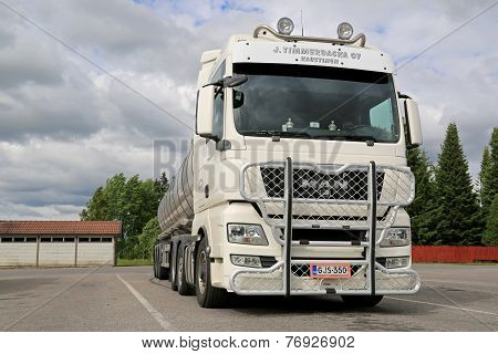 White Man TGX 26.540 Tank Truck With Bull Bar