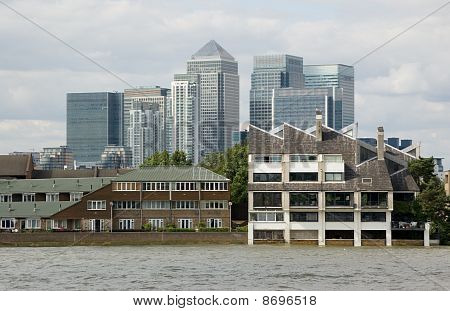 Canary Wharf angesehen, von der Themse bei Pappel