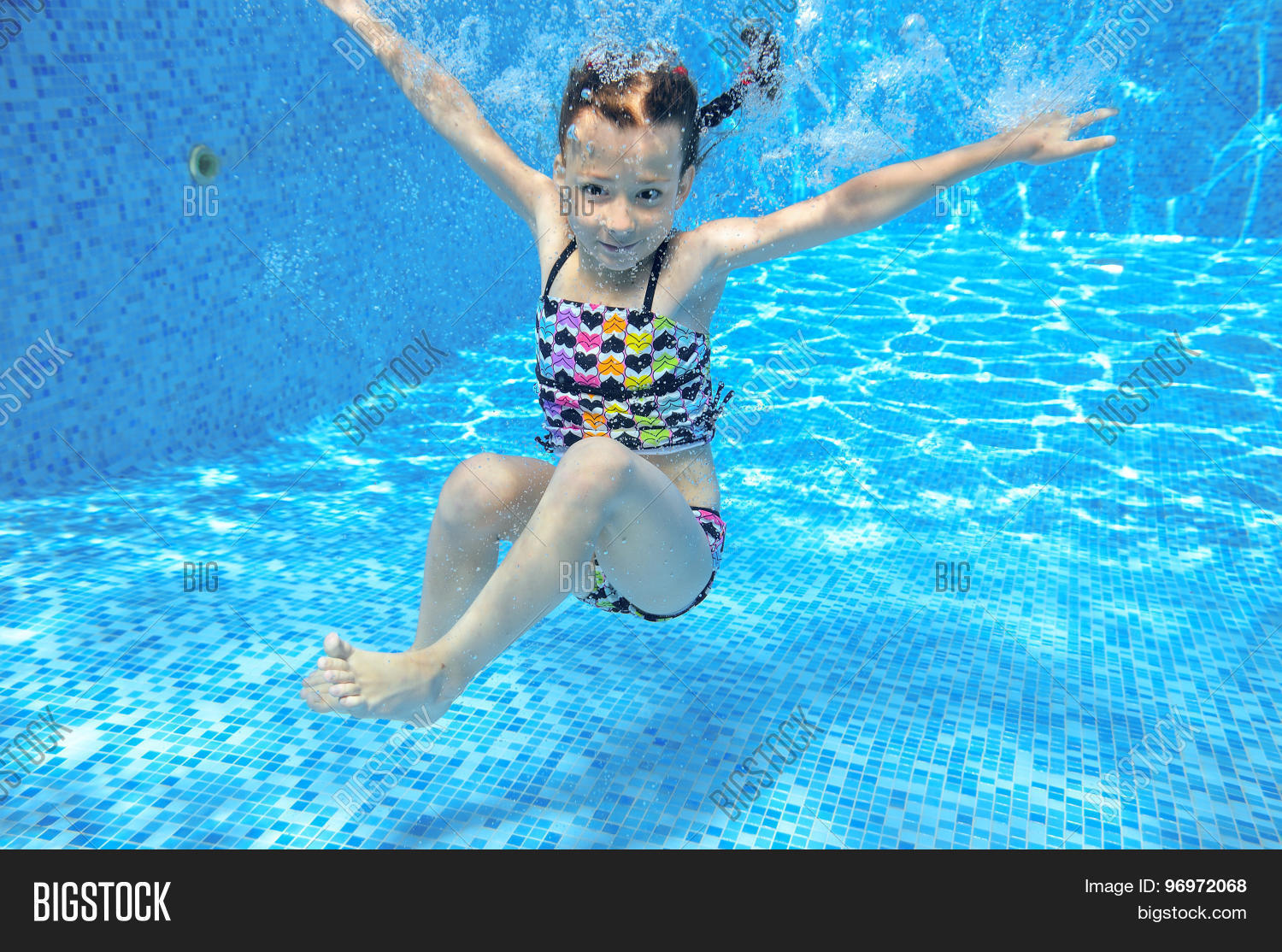 13 девочка в бассейне. 13 девочка в бассейне. 13 девочка в бассейне. Девочка купается в бассейне. 13 девочка в бассейне.