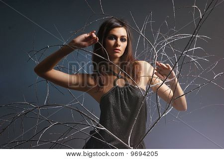 Mode-shoot van een jonge brunette in een avondjurk