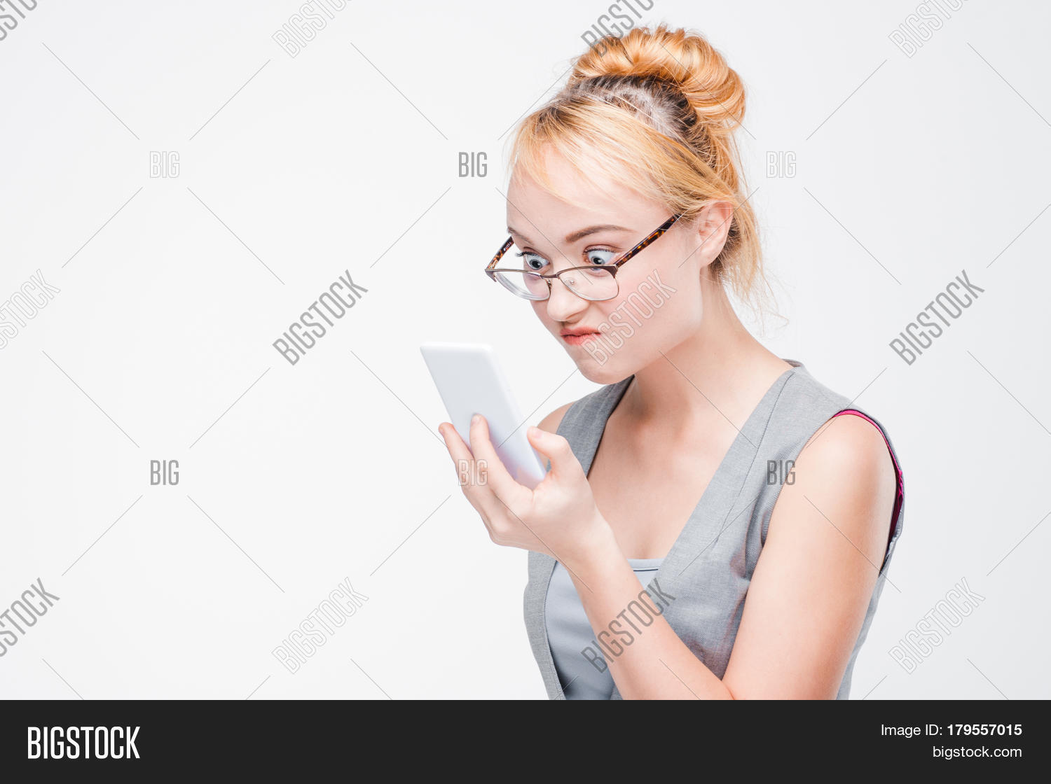 раздражение по телефону. шмальц денис борисович. злая женщина с телефоном. женщина с телефоном в руках. девушка телефон расстроена.