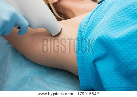 Procedure for armpit against hyperhidrosis