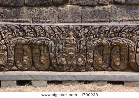 Piedra esculpida en el templo