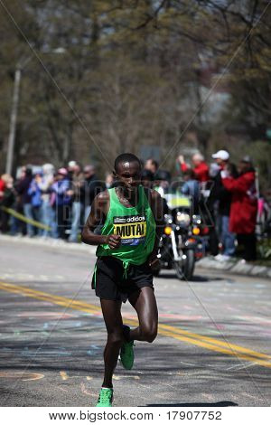 บอสตัน - 18 เมษายน: Geoffrey Mutai แข่งขันค่าฮาร์ตเบรกโฮเทฮิลล์ในบอสตันมาราธอน 18 เมษายน 201