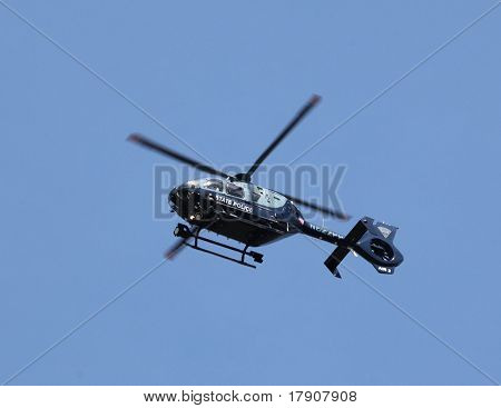 BOSTON - 18 de abril: Patrulhas de helicóptero de polícia de estado de Massachusetts de cima como corredores quase 25000