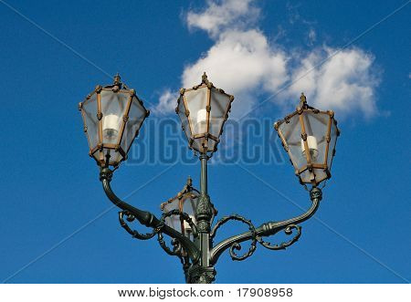 Luz de calle antigua antes de cielo azul