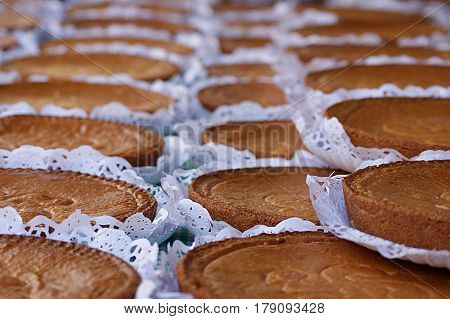 Pastel con el símbolo del Lauburu postre típico del País Vasco. vendido en mercados al aire libre.