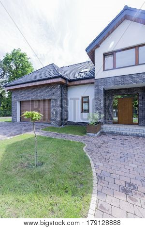 Neat And Fresh Suburban Residential Architecture