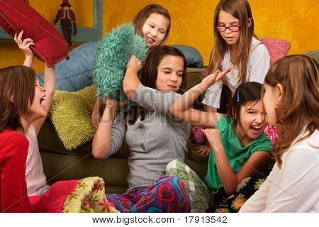 Sleepover Kissenschlacht