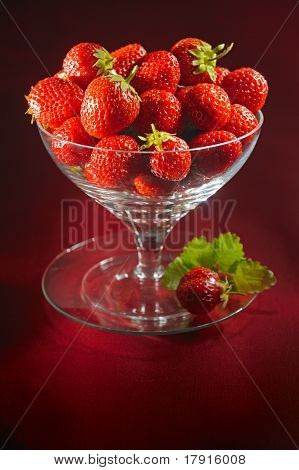 Eine Tasse frische Erdbeeren