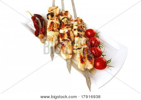 frisk stegt shish kebab på hvidt fad