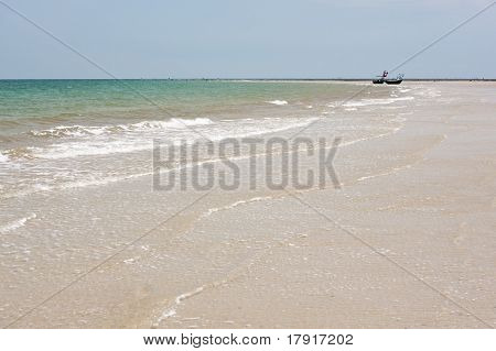Praia com barco de pesca tradicional