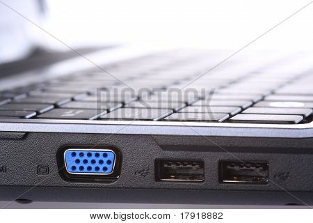 Porte VGA e USB sul lato del portatile