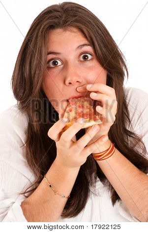 Isolerade bild av en ung flicka med en skyldig förvånad blick äta en bit pizza