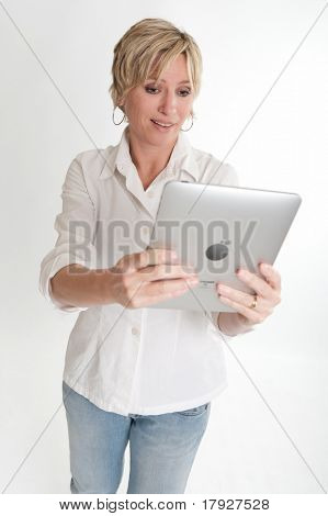  Blonde kvinde ved hjælp af en PC tablet med et morede udtryk