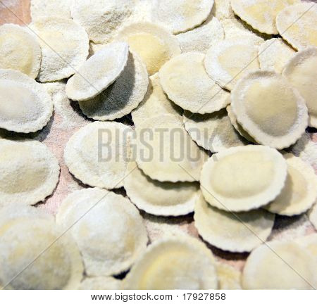 Ravioli redondo en una caja de madera en una tienda de especialidad italina