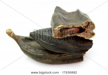 Tagliare i baccelli di carruba