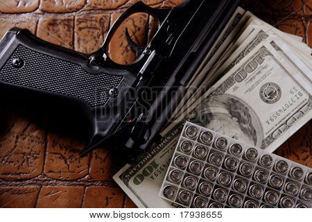 ドル紙幣と銃は、黒のピストルは、マフィアのインスピレーション