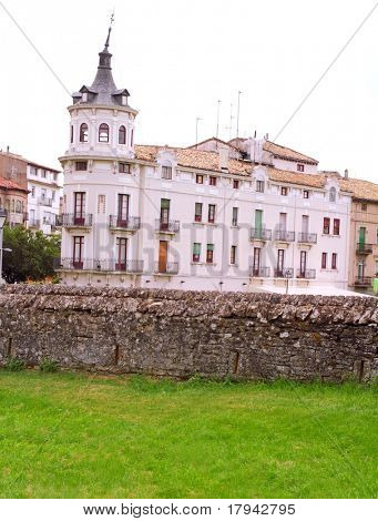 Jaca village Huesca Aragon Espanja näkymä niitty