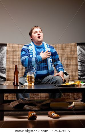 fodboldfan på sofa