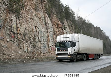 Camion rimorchio bianco