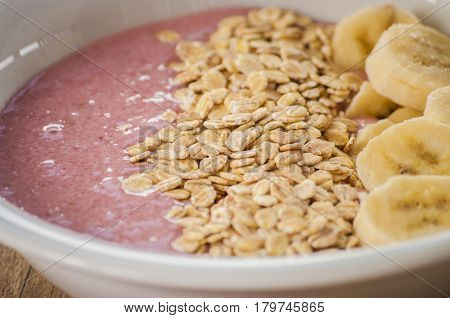 smoothies bowl close up with oats and bannana