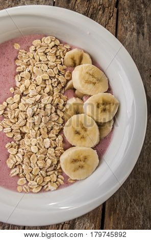 smoothies bowl close up with oats and bannana