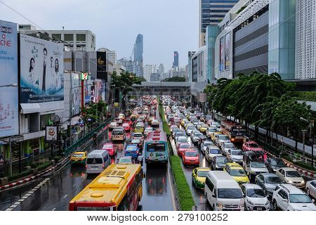 Bangkok-thailand Oct 2 2017: Traffic Jams On Phaya Thai Rd. From Pathumwan Intersection In Front Of 