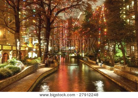 แม่น้ำเดินในเมืองซานอันโตนิโอในเวลากลางคืนในเทศกาล