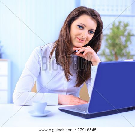 Krásná podnikatelka s počítačem v kanceláři
