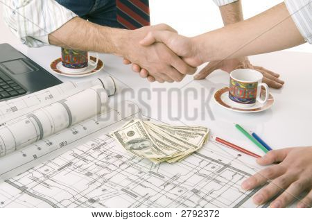 Ingenieurs werken aan het huis Plan naar kantoor