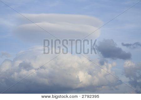 De witte wolken op de blauwe hemel