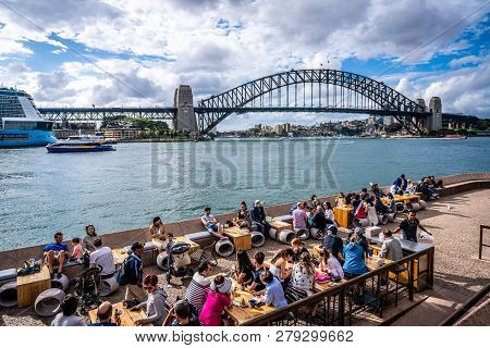 23th December 2018, Sydney Nsw Australia: People Enjoying A Hot Summer Day At Sydney Opera House Out