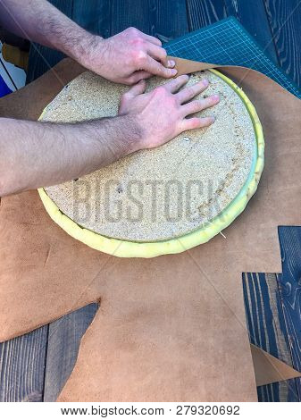 Constriction Of The Seat Of A Chair Leather , The Wizard Changes The Padding