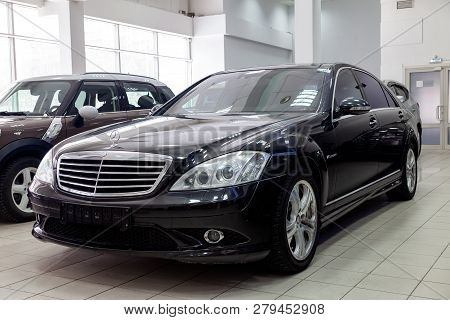 Novosibirsk, Russia - 08.01.2018: Front Quarter View Of The 2006 Mercedes Benz S-class Limousine Sed
