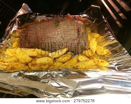 Roust Beef With Potatoes Wedges In The Oven