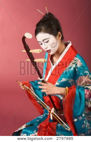 Geisha i Kimono med Erhu
