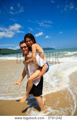 Счастливая пара на пляже