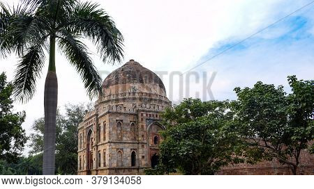 Mughal Architecture Inside Lodhi Gardens, Delhi, India, Arches Inside The The Three-domed Mosque In