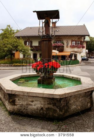 Typické bavorské fontána v Garmisch-Partenkirchen