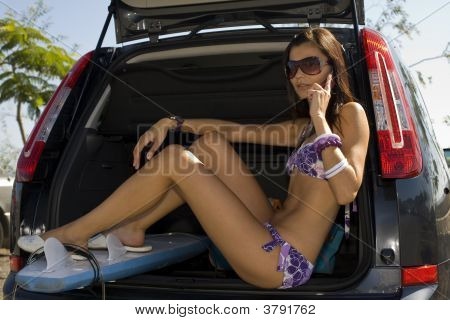 Frau auf Auto