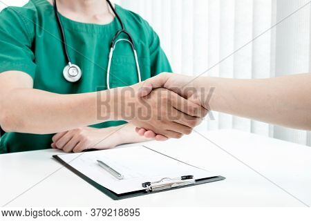 Male Doctors And Patients Shook Hands After The Patients Had Finished Their Treatment. Medical Conce